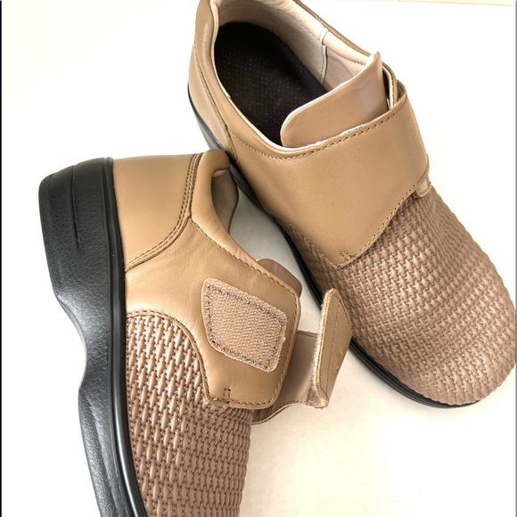 Propet Stretchable Olivia Comfort Shoe Wide 2E - Picture 1 of 12